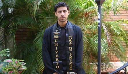 Además de su carrera en el modelaje, el joven es diseñador gráfico y entrenador deportivo.
