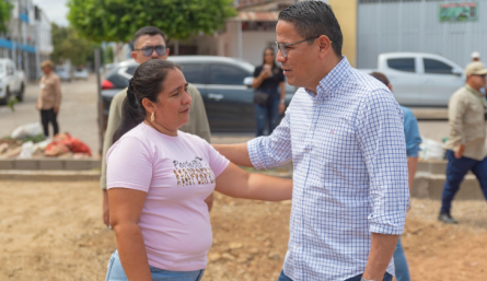 Alcalde Jorge Acevedo junto a líder comunal. 