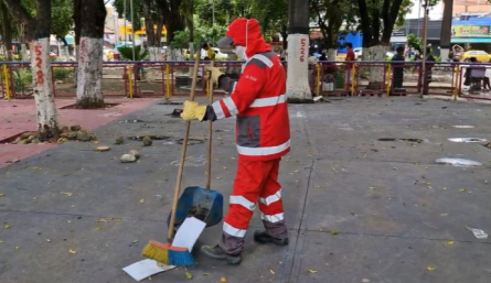 Operarios de Veolia barren las calles de Cúcuta. 