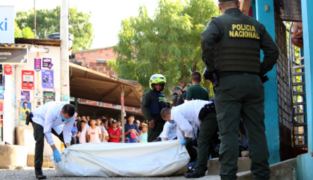 Funcionarios de medicina legal hacen levantamiento de cadaver en Cúcuta.