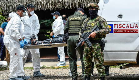 Levantamiento de un cadáver por parte del CTI de la Fiscalía. 