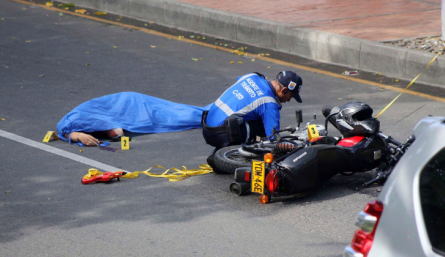 Agente de tránsito inspecciona escena de siniestro vial. 