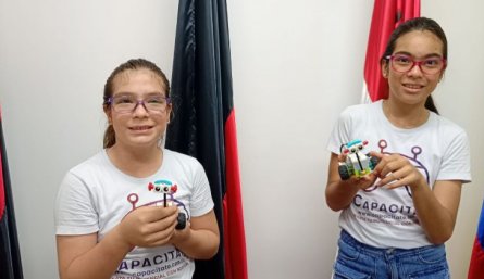 Sara y Maira con su invento de robótica para aprender multiplicaciones