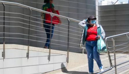 Pacientes salen del área de urgencias de la Clínica San José.