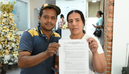 Familias del barrio 23 de Enero recibieron escrituras de sus nuevas casas./Foto cortesía