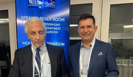 Luis Alberto Moreno, cirujano vascular (derecha), premiado en Nueva York por técnica en cirugía vascular./Foto cortesía