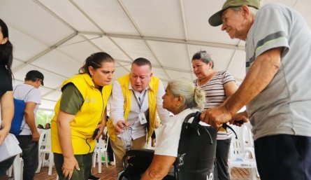 El subdirector de la Unidad Nacional de Víctimas, Fredy Orlando Quintero, dialoga aquí con una mujer víctima/Foto cortesía