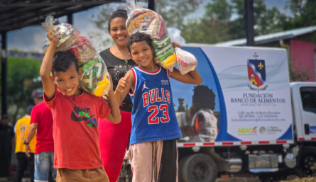 Niños cargan bolsa de mercado entregado por Banco de Alimentos de Cúcuta.