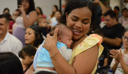 Madre lactante participante en el curso Nacer y Crecer Con Sentido.