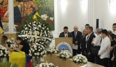 En la sala de plenarias de la Asamblea permaneció durante 7 horas en cámara ardiente el feretro de Diógenes Quintero/Foto Stefany Peñaloza
