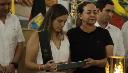 La viuda de Diógenes Quintero, Diana Riveros, y su señora madre Dioselina Amaya, recibieron sendas condecoraciones póstumas./Foto cortesía