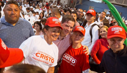 Juan Fernando Cristo en campaña.