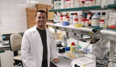 Jairo Stefan cumple más de 15 años dedicado a la ciencia.