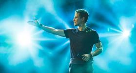 Juan Fernando Fonseca Carrera, conocido artísticamente como Fonseca, es un cantautor colombiano. Con su música, mezcla de pop y ritmos folclóricos colombianos, ha obtenido varios premios Grammy Latinos. / Foto: Facebook @fonsecamusic