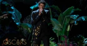 Sebastián Yatra con un traje negro con mariposas amarillas, emocionó al cantar Dos Oruguitas./Foto: cortesía