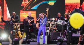 Jon Batiste, el fenómeno del jazz, lidera pelea por los Grammys