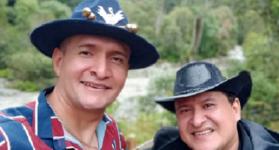 Sacerdote y sargento retirado se unen para cantar