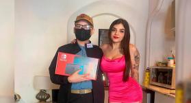 Modelo de OnlyFans pagó quimioterapia al hijo de una seguidora