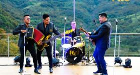 La banda K-Vu se mueve a ritmo de música regional mexicana