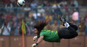 René Higuita hizo famosa la jugada del escorpión en un partido amistoso contra Inglaterra./Foto: AFP