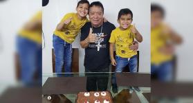   Josgil recibe clases de música por parte de Alex Ruiz, bajista de Pastor López. /Foto: cortesía