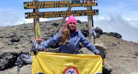 La cucuteña Dayana Lamk se arrodilló y lloró al llegar a la cima del monte Kilimanjaro