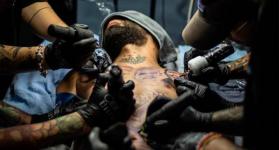 ¿Anestesia general para un tatuaje? Los cuestionamientos médicos que le hacen a Arcángel