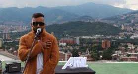 El artista colombiano Adriano lanza su nueva canción titulada UN CALL