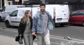 Clara Chía se estrella con una valla mientras camina con Piqué por Barcelona
