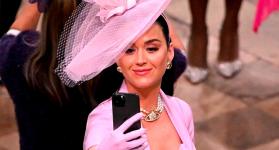 Cantante Katy Perry andaba perdida en la coronación de Carlos III 
