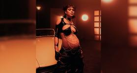 Con su abdomen pronunciado, un crop top tipo bikini, manga larga y un pantalón negro, la cantante anunció el nuevo disco. 