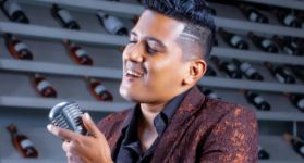 En compañía de los músicos Johan Díaz y Duván Blanco, Adrián Guerrero no solo busca crear música, sino también transmitir emociones y contar historias.