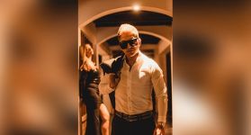 Además de cantante, el nortesantandereano se desempeña como percusionista, arreglista y estudiante de ingeniería de sonido y producción musical.