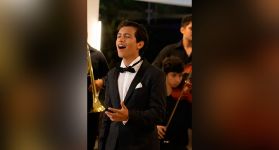 La destreza del joven talento abarca la ejecución de varios instrumentos, desde el cuatro y la flauta hasta la guitarra y el teclado.