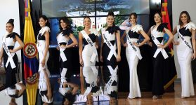 En el marco de la celebración del Día de la Mujer, en el Centro Comercial Jardín Plaza, las 8 candidatas hicieron su primer desfile oficial.