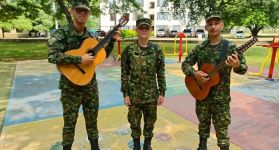 Los tres músicos, que coincidieron en el batallón hace apenas cinco meses, descubrieron su mutua pasión por la música casi de inmediato.