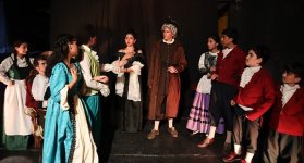 La obra ‘Médico a Palos’ es una adaptación de la comedia clásica del dramaturgo francés Molière.