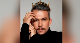 Hace cinco años, el colombiano creó el único curso para preparadores de reinas.