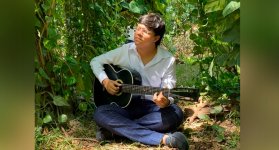 Actualmente, el cantante estudia una licenciatura en educación artística y cultural. 