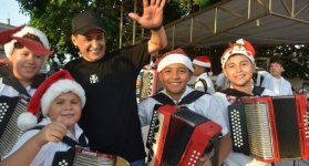 Jorge Celedón celebró la Navidad con los niños. / Foto: Colprensa