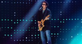 Alexis Bolaños subió al escenario para interpretar ‘Persiana Americana’, el clásico de ‘Soda Stereo’.