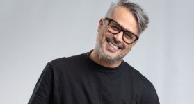 El cantante prepara el lanzamiento de su próximo álbum, con nueve canciones que capturan su evolución artística.