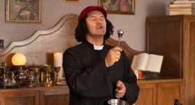 ‘El novicio rebelde’, la serie con la que Hassam regresa a la pantalla y a sus orígenes.