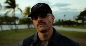 Mike Bahía regresa a sus raíces en ‘El Lugar Más Feliz del Mundo’.