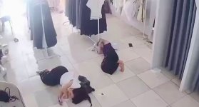 Mujer entra en pánico al encontrar una rata en sus pantalones en una tienda