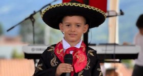 A sus seis años, Erick Cárdenas mantiene viva la pasión por la carranga, las rancheras y los ritmos tradicionales.