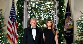 Trump y Melania posan serios y de negro en su postal oficial de Navidad