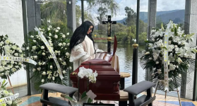 fotos junto al ataúd