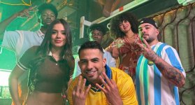 Juan Palau y Kiño convierten el desamor en fiesta con ‘Bombonera’.