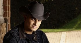 Pipe Bueno lanza ‘Ya Te Superé’, un himno de desamor y amor propio.